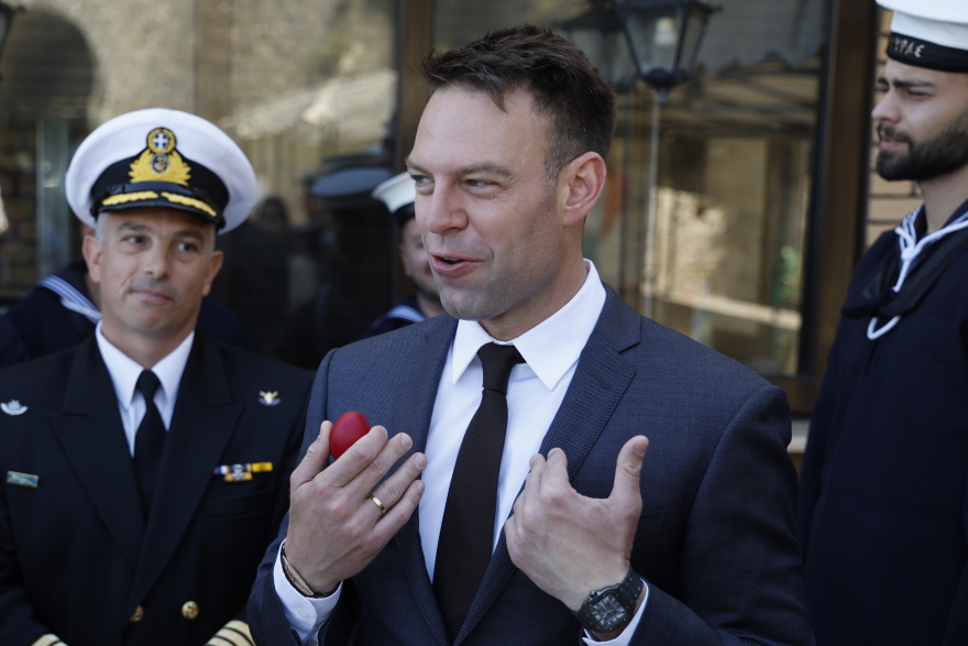 Ο Κασσελάκης τσουγκρίζει πασχαλινά αυγά στην Κέρκυρα - Δείτε video και φωτογραφίες