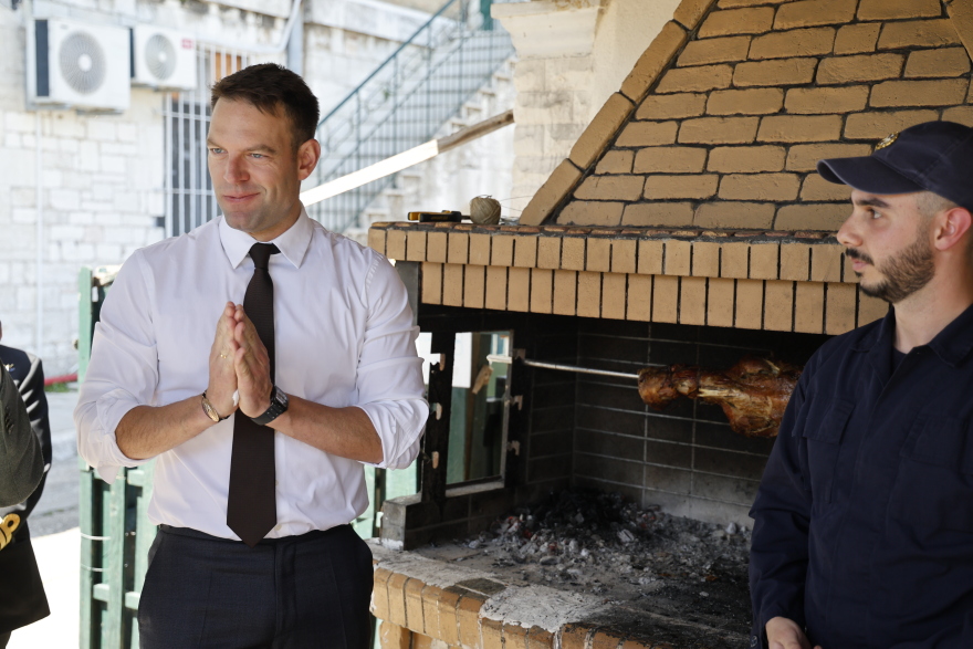 Ο Κασσελάκης τσουγκρίζει πασχαλινά αυγά στην Κέρκυρα - Δείτε video και φωτογραφίες