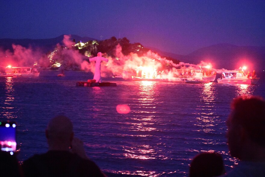 Πάσχα: Εντυπωσιακές εικόνες από το κάψιμο του Ιούδα στο Τολό Αργολίδας