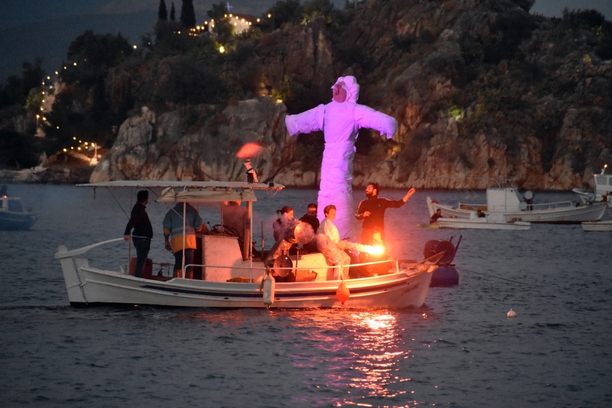 Πάσχα: Εντυπωσιακές εικόνες από το κάψιμο του Ιούδα στο Τολό Αργολίδας