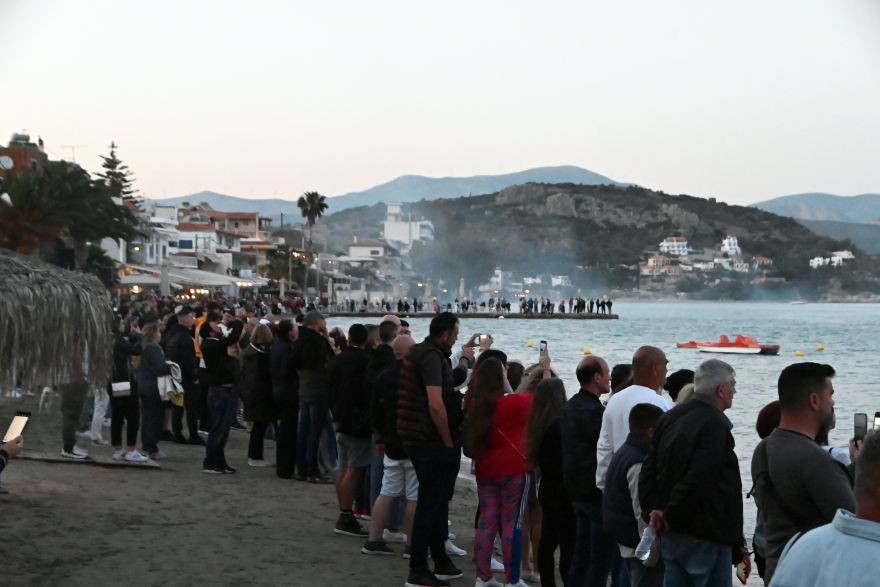 Πάσχα: Εντυπωσιακές εικόνες από το κάψιμο του Ιούδα στο Τολό Αργολίδας