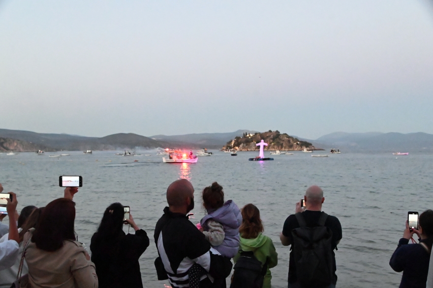 Πάσχα: Εντυπωσιακές εικόνες από το κάψιμο του Ιούδα στο Τολό Αργολίδας