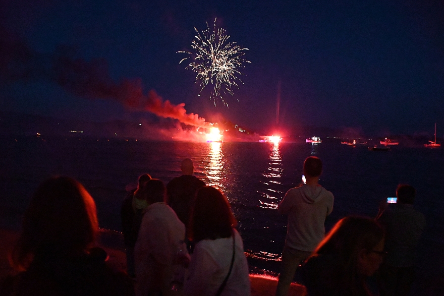 Πάσχα: Εντυπωσιακές εικόνες από το κάψιμο του Ιούδα στο Τολό Αργολίδας