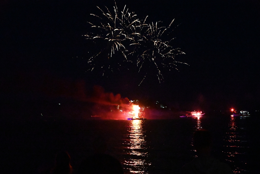 Πάσχα: Εντυπωσιακές εικόνες από το κάψιμο του Ιούδα στο Τολό Αργολίδας