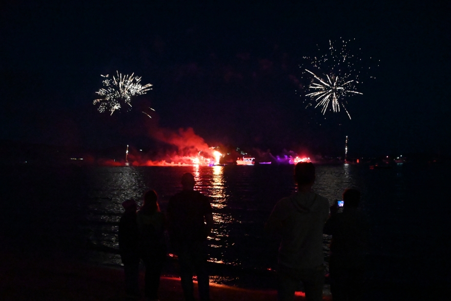 Πάσχα: Εντυπωσιακές εικόνες από το κάψιμο του Ιούδα στο Τολό Αργολίδας