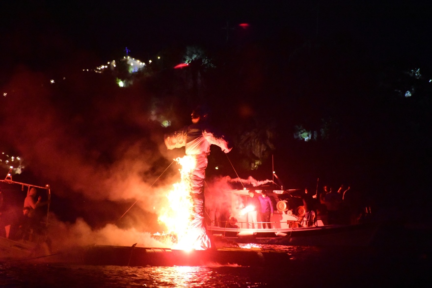 Πάσχα: Εντυπωσιακές εικόνες από το κάψιμο του Ιούδα στο Τολό Αργολίδας