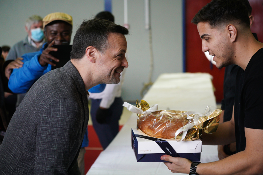 Πασχαλινό «γεύμα αγάπης» στο Ρουφ - Η Αθήνα δείχνει την αλληλεγγύη της, το μήνυμα του Χάρη Δούκα