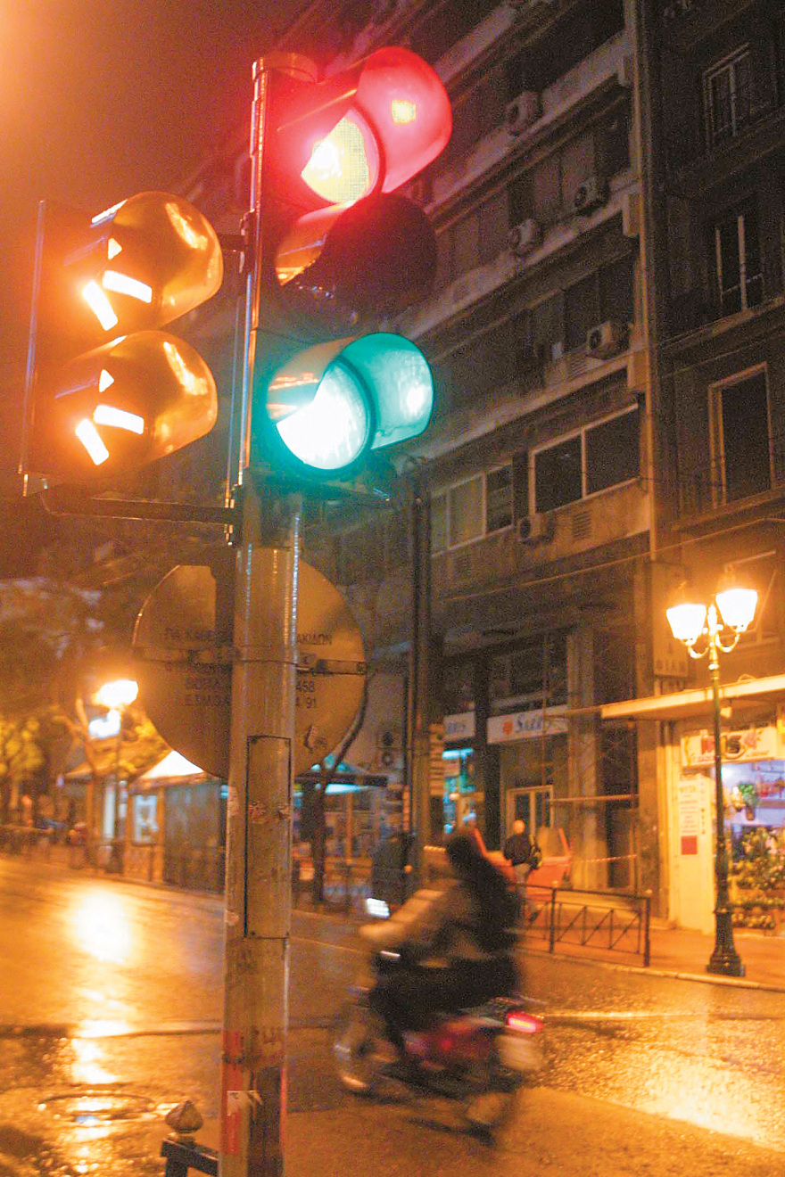 Στο κόκκινο το κυκλοφοριακό της Αθήνας - Οι φωτεινοί σηματοδότες αποκτούν Τεχνητή Νοημοσύνη