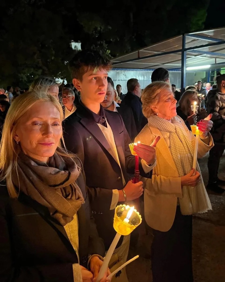 Στον Πόρο για την αναστάσιμη λειτουργία η τέως βασιλική οικογένεια - Δείτε φωτογραφίες