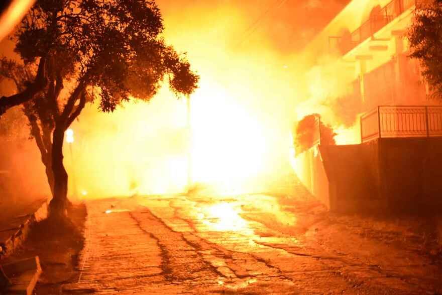 «Εκρηκτική» και μέσα στη βροχή η Ανάσταση στο Ανδρώνι της Λήμνου - Δείτε βίντεο και φωτογραφίες