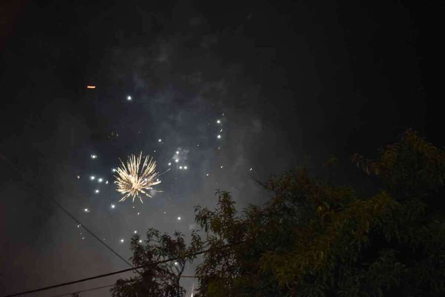 «Εκρηκτική» και μέσα στη βροχή η Ανάσταση στο Ανδρώνι της Λήμνου - Δείτε βίντεο και φωτογραφίες