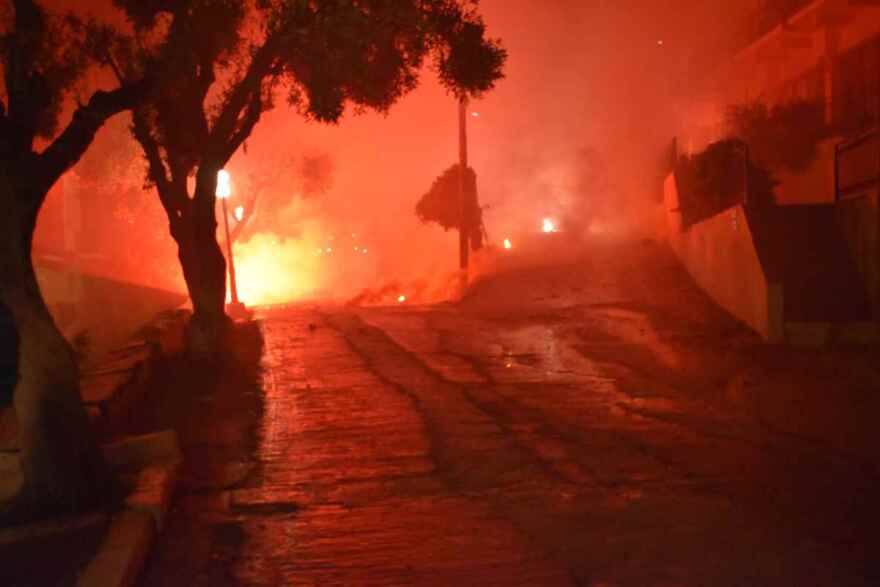 «Εκρηκτική» και μέσα στη βροχή η Ανάσταση στο Ανδρώνι της Λήμνου - Δείτε βίντεο και φωτογραφίες