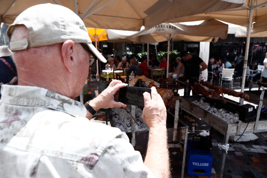 Κυριακή του Πάσχα: Με τσούγκρισμα αυγών, σούβλισμα του οβελία, σαϊτοπόλεμο και χορούς γιορτάζει απ' άκρου εις άκρον η χώρα