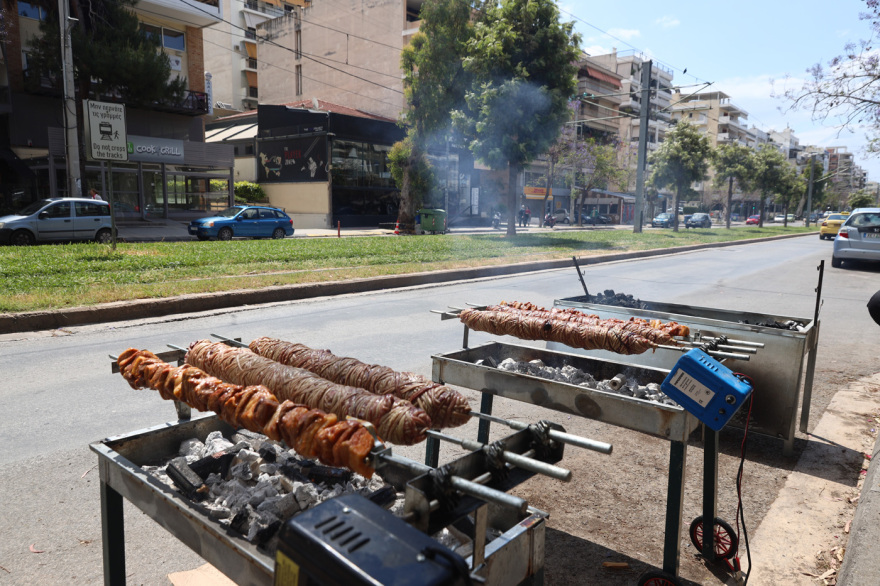 Κυριακή του Πάσχα: Με τσούγκρισμα αυγών, σούβλισμα του οβελία, σαϊτοπόλεμο και χορούς γιορτάζει απ' άκρου εις άκρον η χώρα