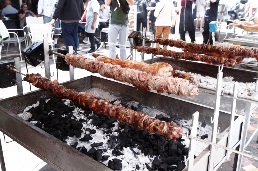 Κυριακή του Πάσχα: Με τσούγκρισμα αυγών, σούβλισμα του οβελία, σαϊτοπόλεμο και χορούς γιορτάζει απ' άκρου εις άκρον η χώρα