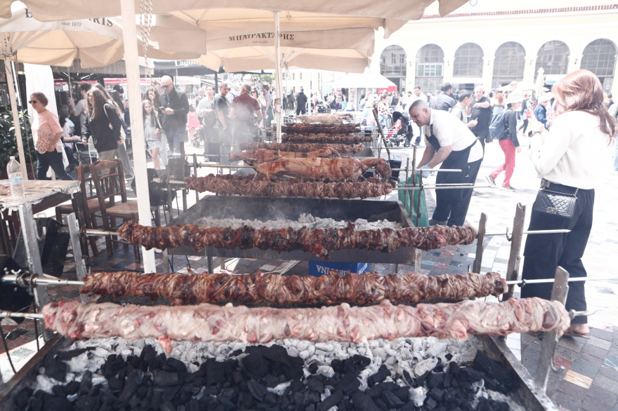 Κυριακή του Πάσχα: Με τσούγκρισμα αυγών, σούβλισμα του οβελία, σαϊτοπόλεμο και χορούς γιορτάζει απ' άκρου εις άκρον η χώρα