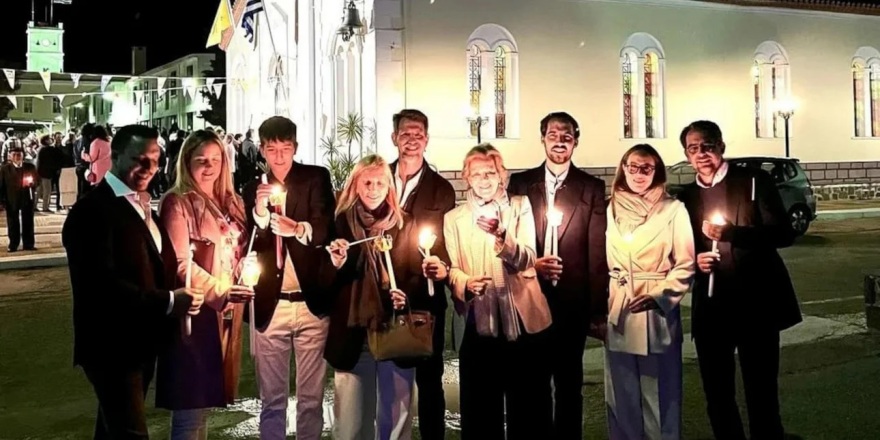 Στον Πόρο για την αναστάσιμη λειτουργία η τέως βασιλική οικογένεια - Δείτε φωτογραφίες