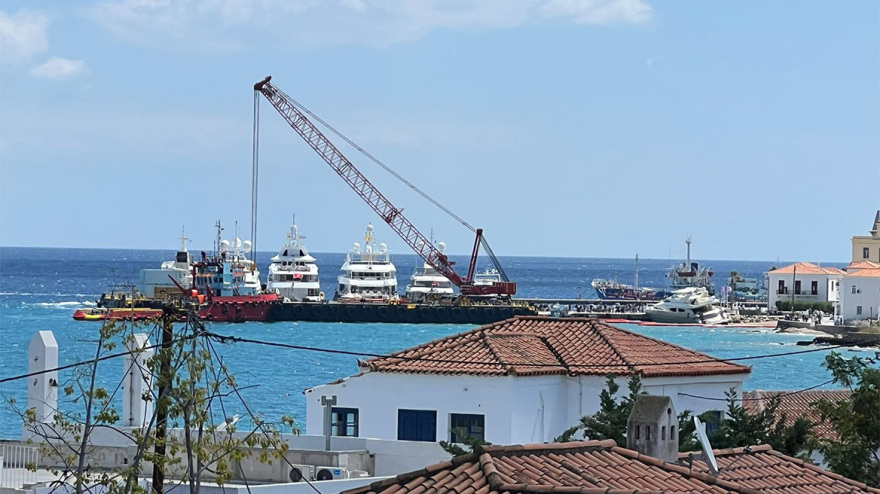 Σπέτσες: Σε εξέλιξη η επιχείρηση για τη ρυμούλκηση της θαλαμηγού που προσέκρουσε στην προβλήτα - Φωτογραφίες
