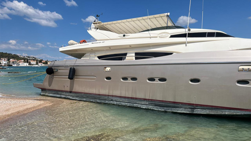 Σπέτσες: Σε εξέλιξη η επιχείρηση για τη ρυμούλκηση της θαλαμηγού που προσέκρουσε στην προβλήτα - Φωτογραφίες