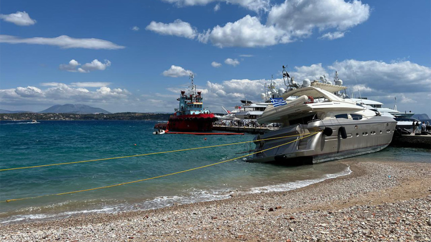 Σπέτσες: Σε εξέλιξη η επιχείρηση για τη ρυμούλκηση της θαλαμηγού που προσέκρουσε στην προβλήτα - Φωτογραφίες