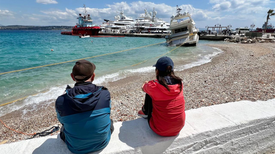 Σπέτσες: Σε εξέλιξη η επιχείρηση για τη ρυμούλκηση της θαλαμηγού που προσέκρουσε στην προβλήτα - Φωτογραφίες