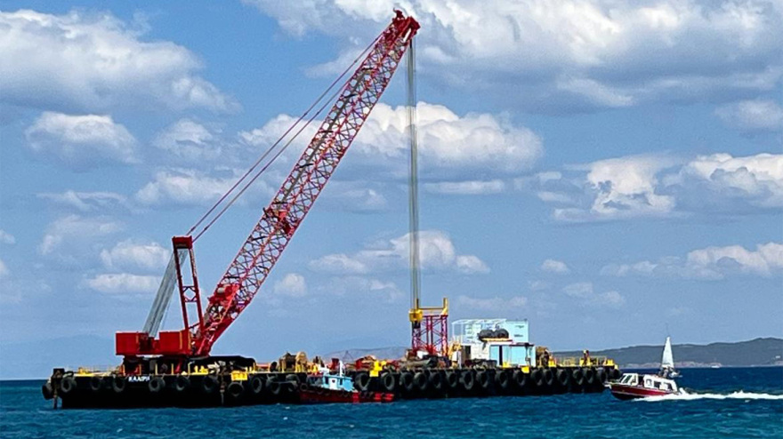 Σπέτσες: Σε εξέλιξη η επιχείρηση για τη ρυμούλκηση της θαλαμηγού που προσέκρουσε στην προβλήτα - Φωτογραφίες