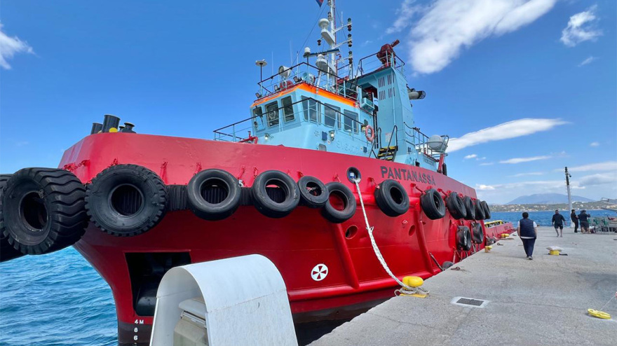 Σπέτσες: Σε εξέλιξη η επιχείρηση για τη ρυμούλκηση της θαλαμηγού που προσέκρουσε στην προβλήτα - Φωτογραφίες
