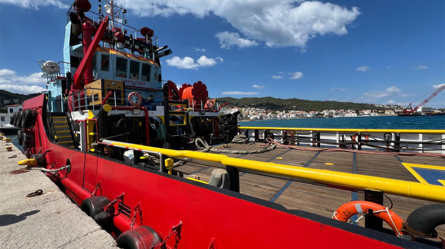 Σπέτσες: Σε εξέλιξη η επιχείρηση για τη ρυμούλκηση της θαλαμηγού που προσέκρουσε στην προβλήτα - Φωτογραφίες