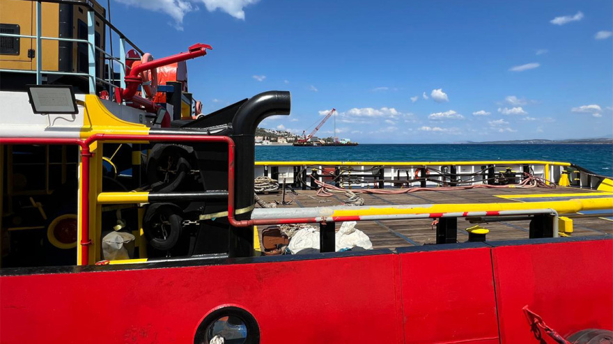 Σπέτσες: Σε εξέλιξη η επιχείρηση για τη ρυμούλκηση της θαλαμηγού που προσέκρουσε στην προβλήτα - Φωτογραφίες