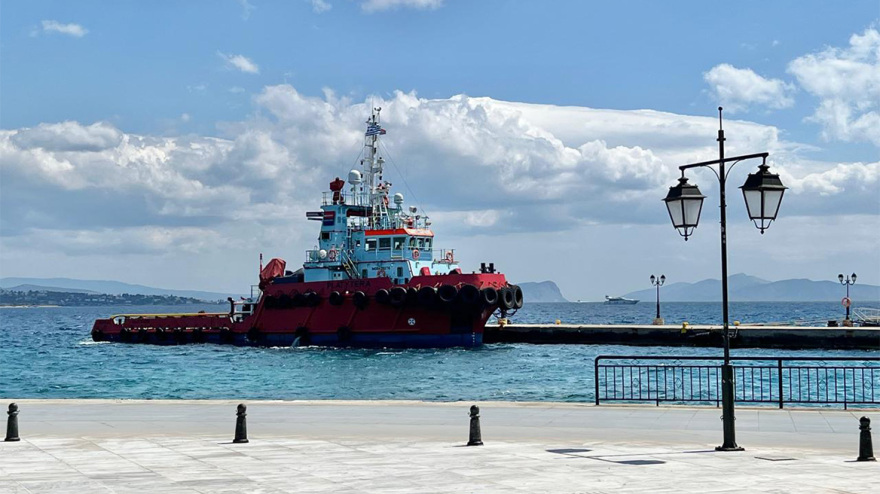 Σπέτσες: Σε εξέλιξη η επιχείρηση για τη ρυμούλκηση της θαλαμηγού που προσέκρουσε στην προβλήτα - Φωτογραφίες