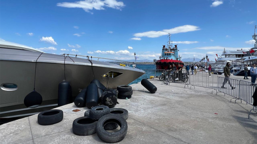 Σπέτσες: Σε εξέλιξη η επιχείρηση για τη ρυμούλκηση της θαλαμηγού που προσέκρουσε στην προβλήτα - Φωτογραφίες