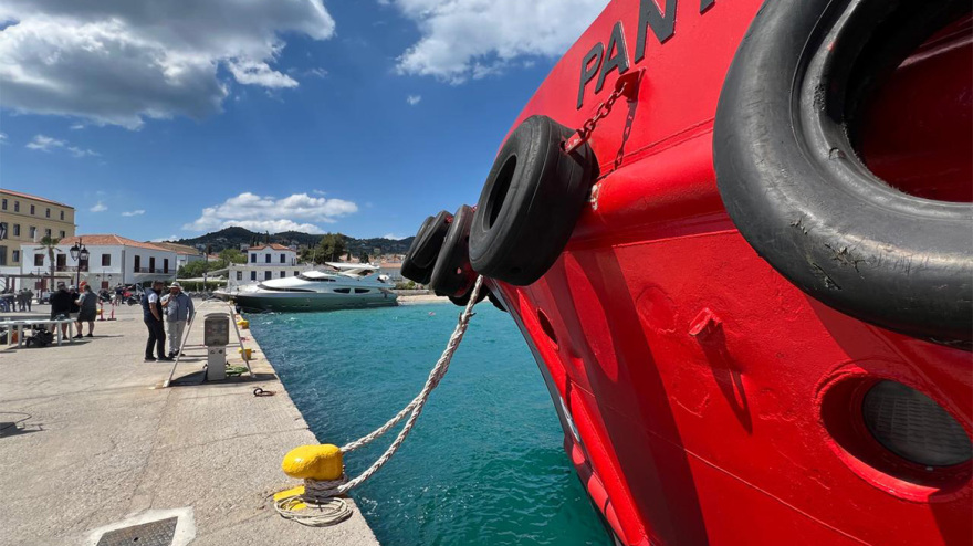 Σπέτσες: Σε εξέλιξη η επιχείρηση για τη ρυμούλκηση της θαλαμηγού που προσέκρουσε στην προβλήτα - Φωτογραφίες