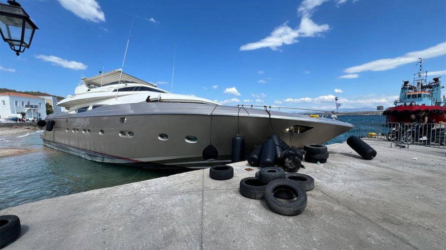 Σπέτσες: Σε εξέλιξη η επιχείρηση για τη ρυμούλκηση της θαλαμηγού που προσέκρουσε στην προβλήτα - Φωτογραφίες