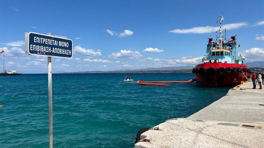 Σπέτσες: Σε εξέλιξη η επιχείρηση για τη ρυμούλκηση της θαλαμηγού που προσέκρουσε στην προβλήτα - Φωτογραφίες