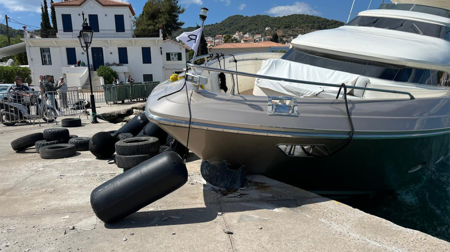 Σπέτσες: Σε εξέλιξη η επιχείρηση για τη ρυμούλκηση της θαλαμηγού που προσέκρουσε στην προβλήτα - Φωτογραφίες