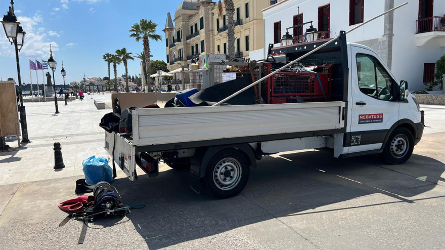 Σπέτσες: Σε εξέλιξη η επιχείρηση για τη ρυμούλκηση της θαλαμηγού που προσέκρουσε στην προβλήτα - Φωτογραφίες