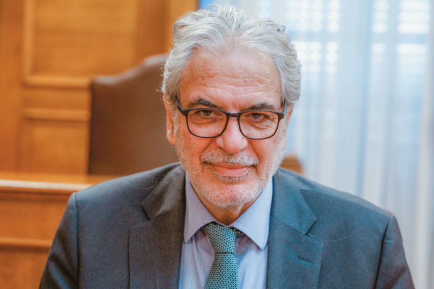 Niologio.gov.gr: Ελληνική σημαία με πέντε «κλικ» από κάθε ήπειρο
