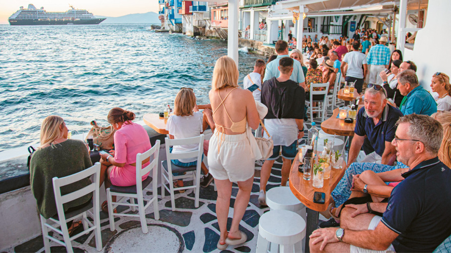 Πώς και πού πάει φέτος ο τουρισμός: Λίγο πάνω οι αφίξεις, λίγο κάτω τα έσοδα 