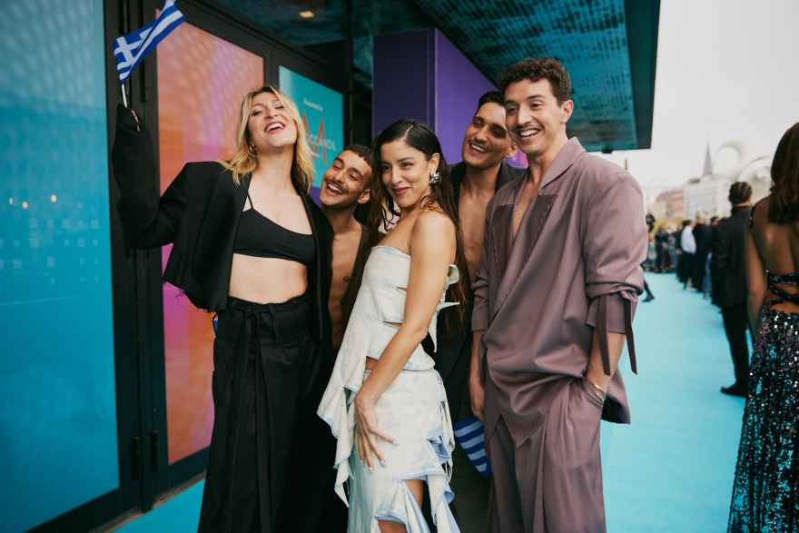 Μαρίνα Σάττι: Χαμογελαστή με την ομάδα της στο Τιρκουάζ Χαλί της Eurovision