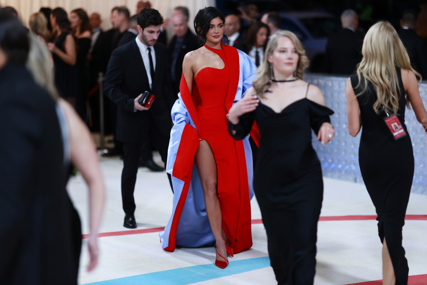 Met Gala: Μοντέλο απολύθηκε από την εκδήλωση επειδή επισκίασε την Κάιλι Τζένερ στην περσινή τελετή