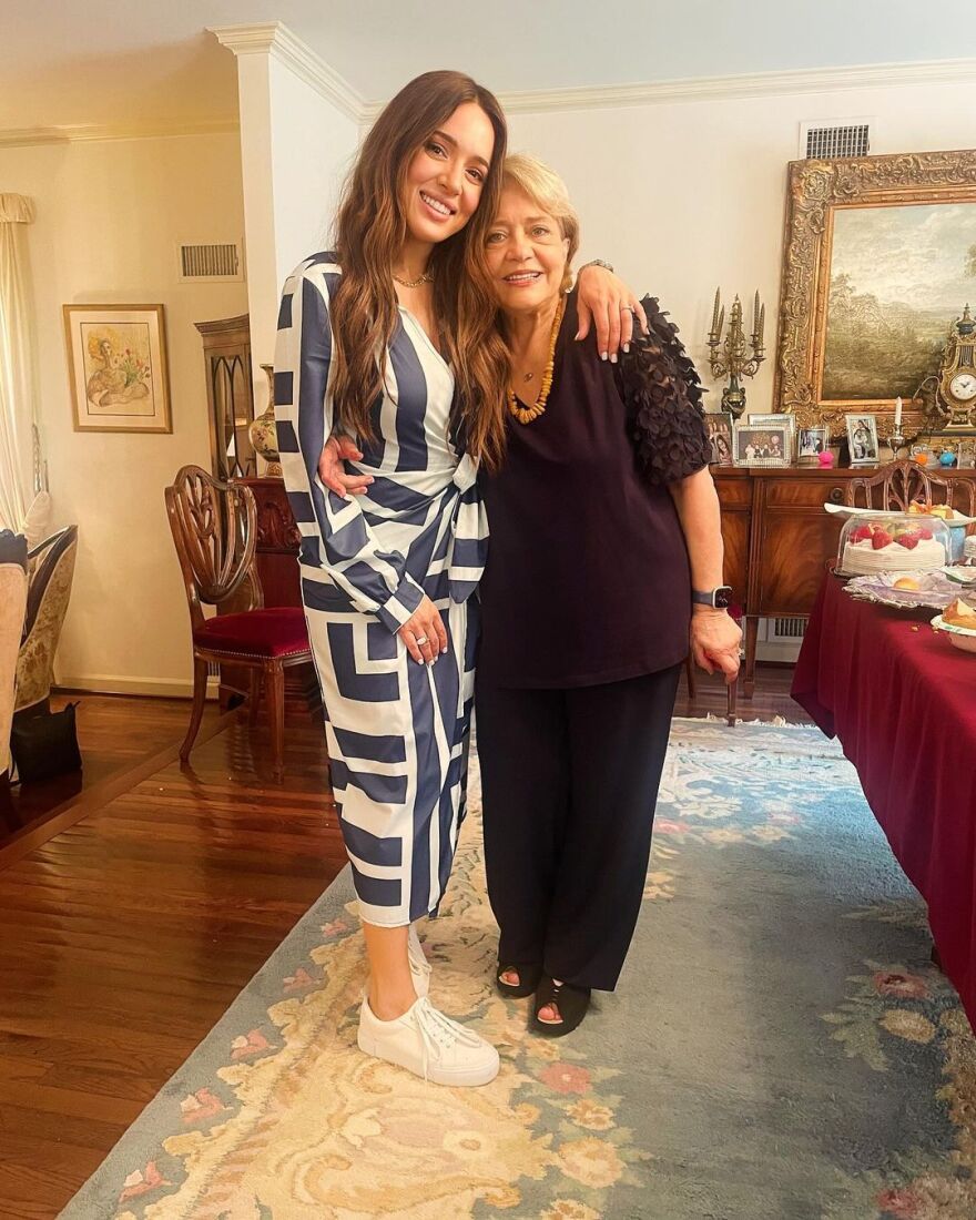 Η Καλομοίρα φωτογραφίζεται με την πεθερά της στο οικογενειακό τραπέζι του Πάσχα