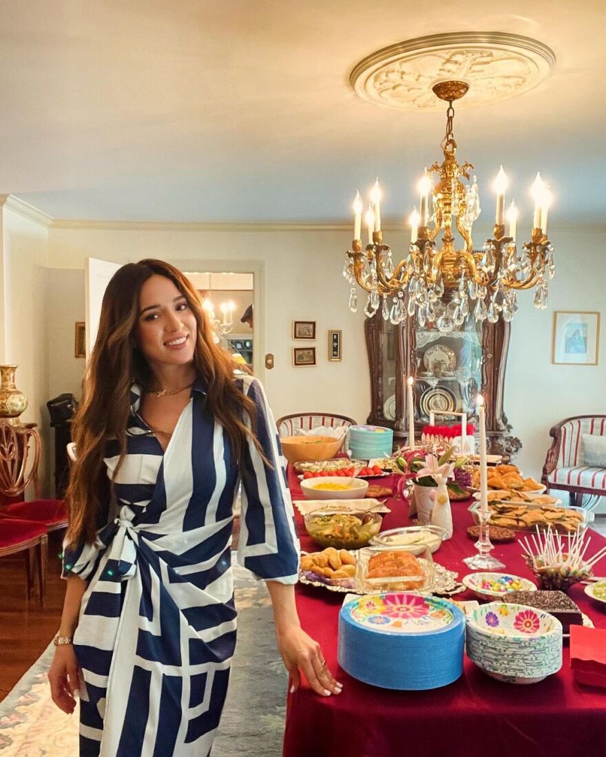 Η Καλομοίρα φωτογραφίζεται με την πεθερά της στο οικογενειακό τραπέζι του Πάσχα