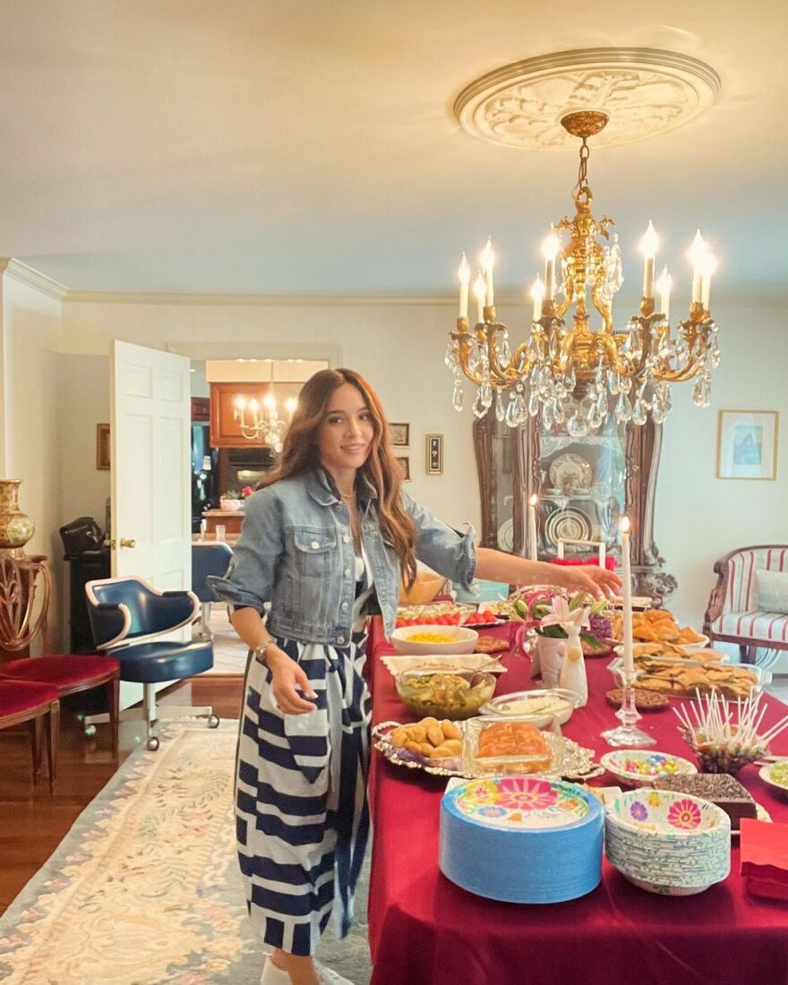 Η Καλομοίρα φωτογραφίζεται με την πεθερά της στο οικογενειακό τραπέζι του Πάσχα