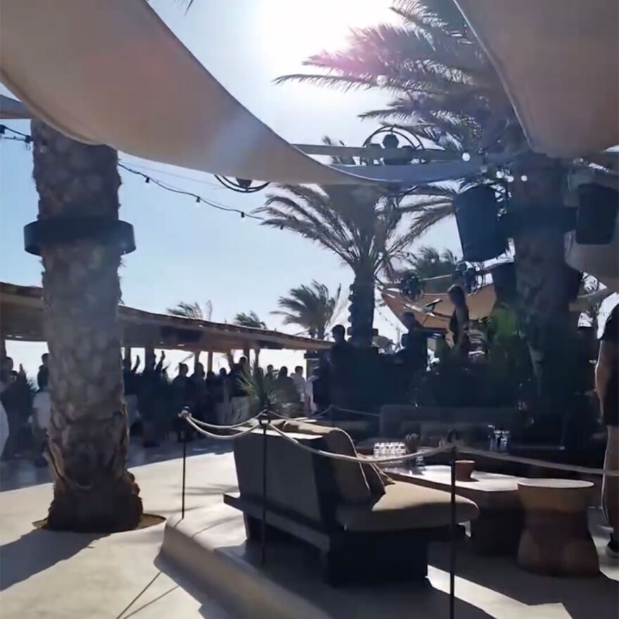 Μύκονος: Πάσχα με κοσμοσυρροή και opening στο νησί των ανέμων - Δείτε φωτογραφίες