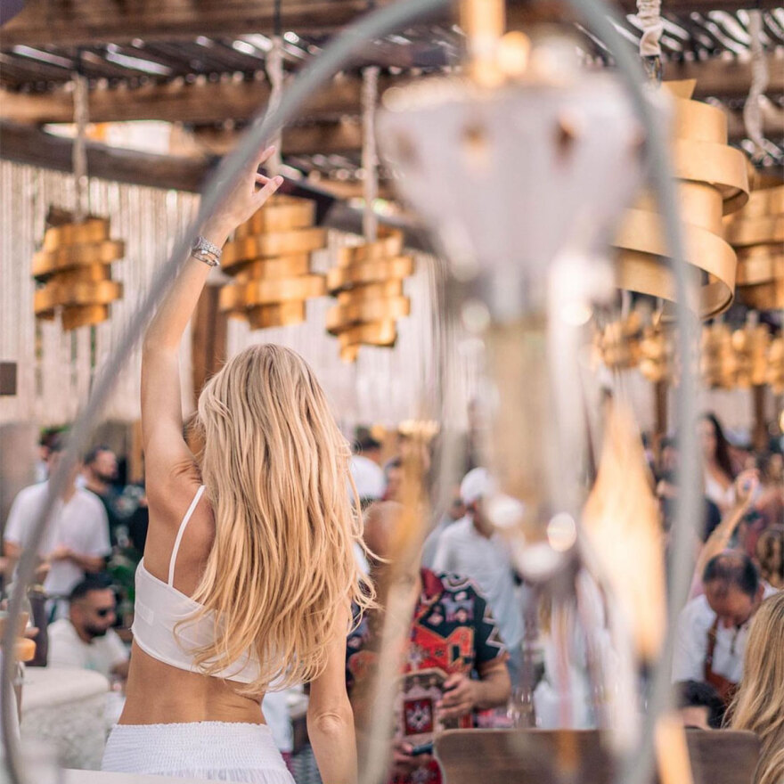 Μύκονος: Πάσχα με κοσμοσυρροή και opening στο νησί των ανέμων - Δείτε φωτογραφίες