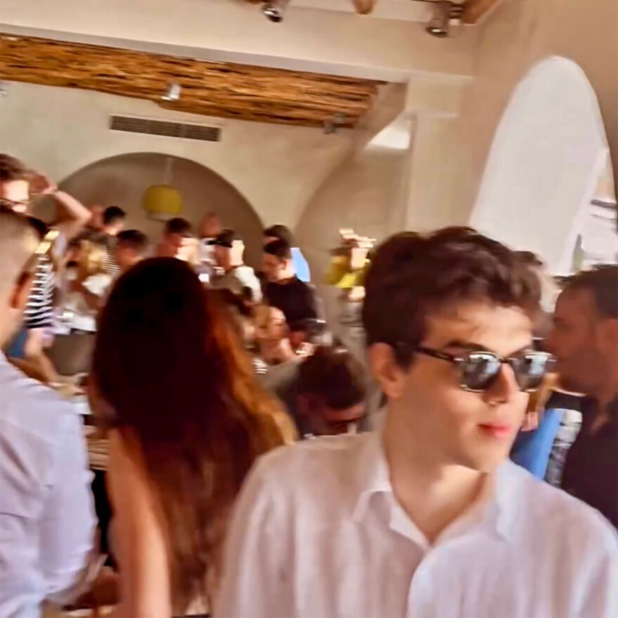 Μύκονος: Πάσχα με κοσμοσυρροή και opening στο νησί των ανέμων - Δείτε φωτογραφίες