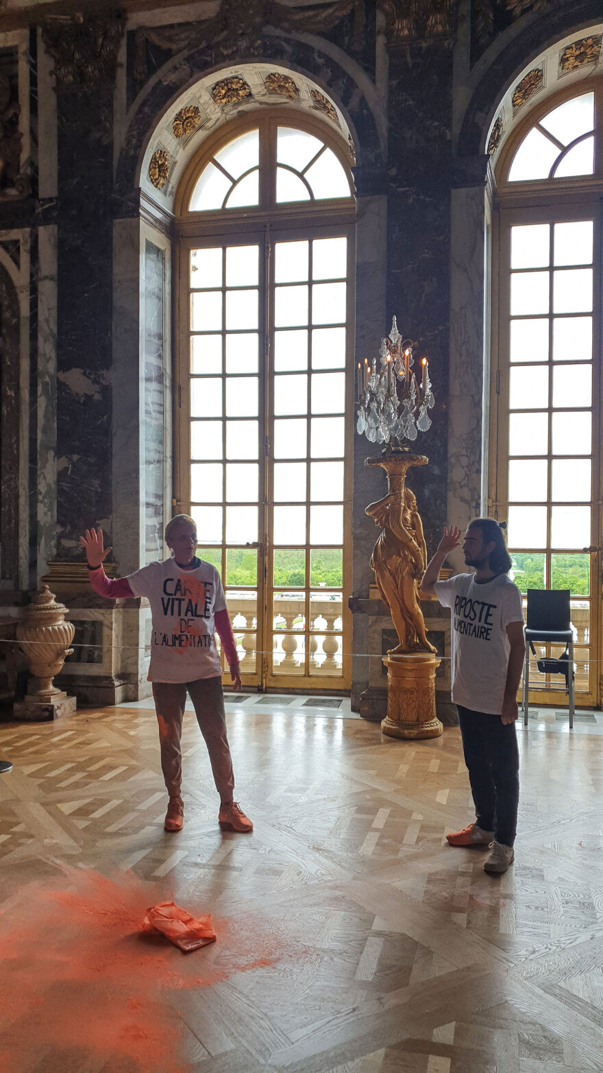 Γαλλία: Ακτιβιστές σκόρπισαν πορτοκαλί σκόνη μέσα στο Ανάκτορο των Βερσαλλιών – Δείτε βίντεο