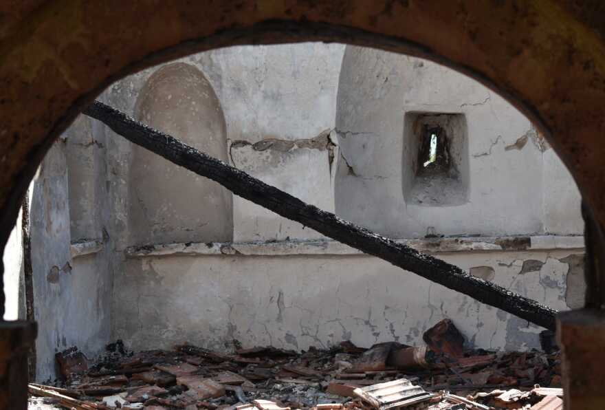 Καταστράφηκε από πυρκαγιά ιστορικός ναός στη Χαλκιδική - Δείτε φωτογραφίες