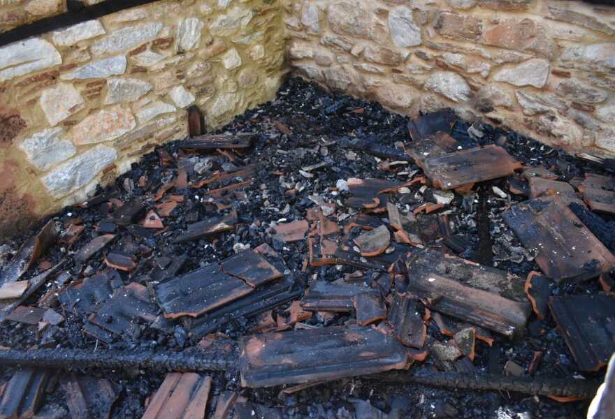 Καταστράφηκε από πυρκαγιά ιστορικός ναός στη Χαλκιδική - Δείτε φωτογραφίες