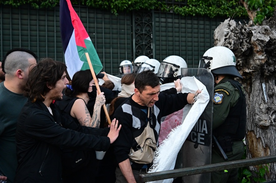 Επεισόδια μικρής έκτασης στο Σύνταγμα σε διαδήλωση για τη Γάζα - Δείτε φωτογραφίες